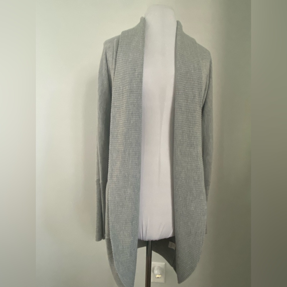 R D STYLE CARDIGAN 
SIZE MEDIUM